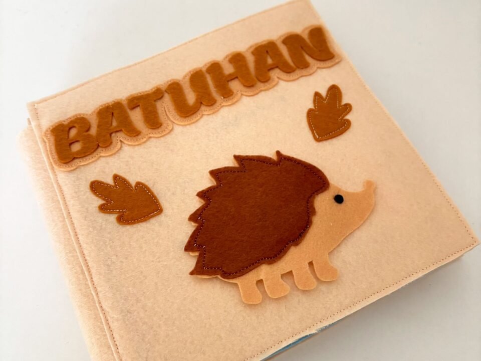 0-5 yaş için el yapımı keçe etkinlik kitabı – Montessori sessiz kitap” Okul öncesi çocuk gelişimine uygun keçe etkinlik kitabı” İnce motor becerilerini destekleyen elma ip geçirme keçe sayfası” Montessori uyumlu çocuk etkinlik kitabı – el yapımı keçe”
